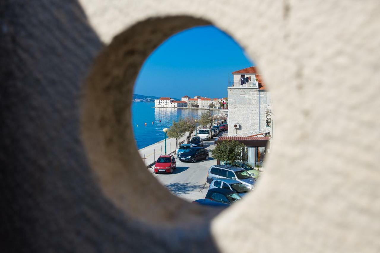 Kaštela Seafront Apartment In Historical Cippico Castle מראה חיצוני תמונה